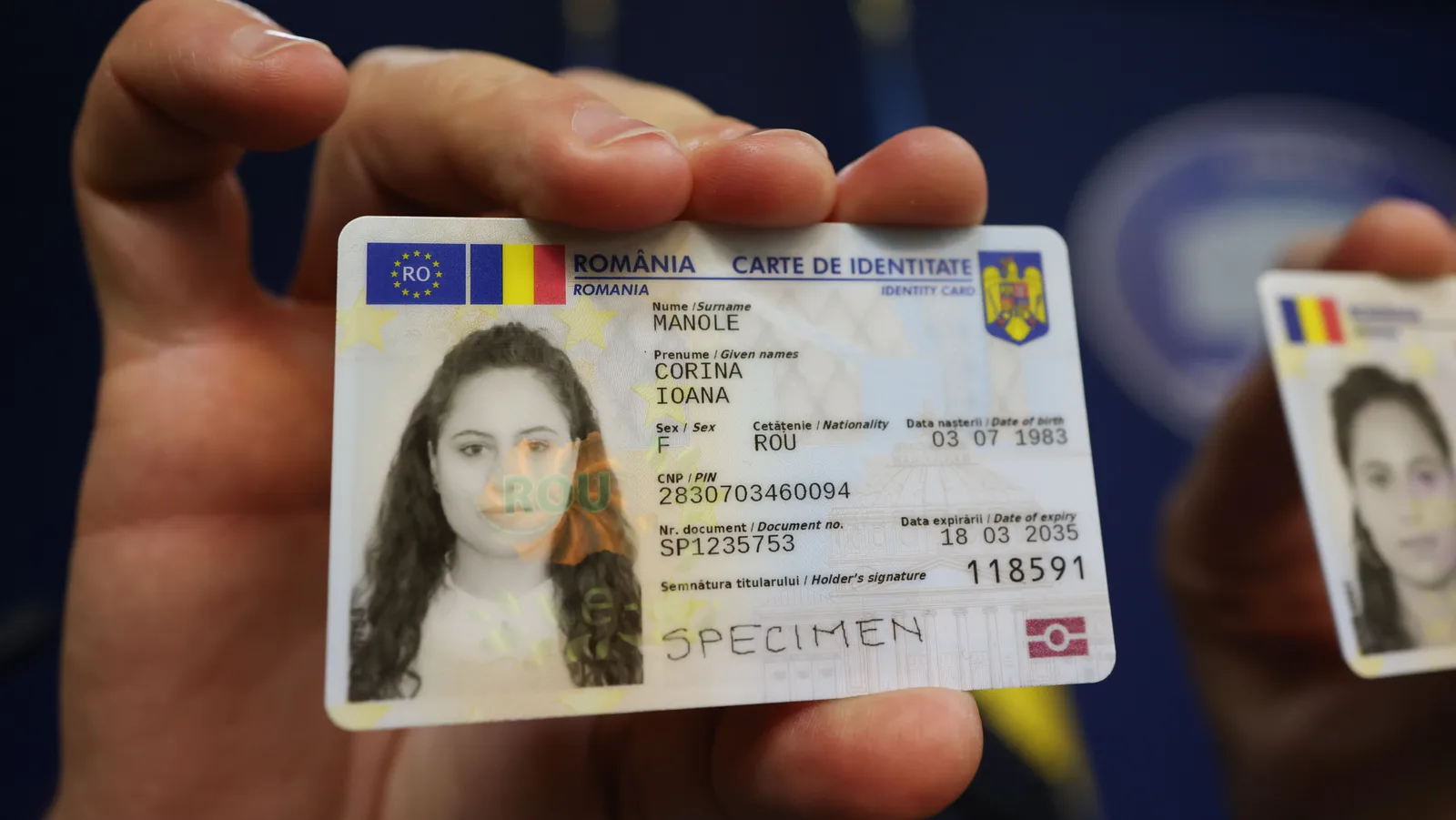 Carte de identitate românească prezentată de o persoană.