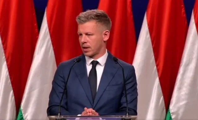 Péter Magyar susține un discurs în fața drapelului Ungariei.
