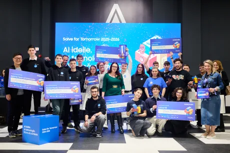 Elevi participanți la competiția Solve for Tomorrow, prezentând proiecte inovatoare pentru mediu.