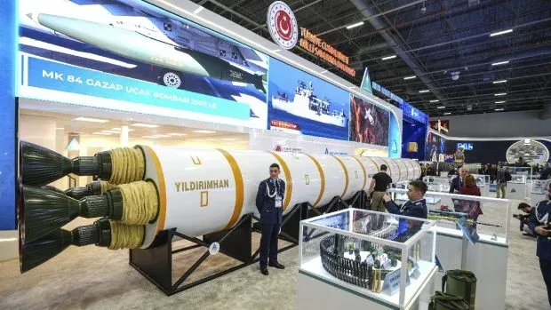 Racheta Yıldırımhan expusă la o expoziție de apărare în Istanbul.