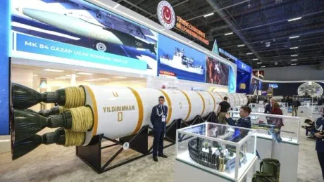 Racheta Yıldırımhan expusă la o expoziție de apărare în Istanbul.