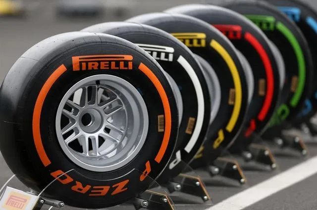 Anvelope Pirelli expuse, simbolizând schimbările din industrie.