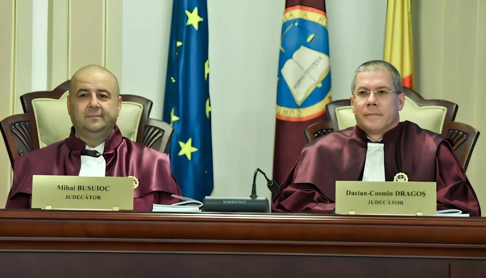 Judecătorii Mihai Busuioc și Dacian Dragoș în sala de judecată, în context de tensiuni politice.