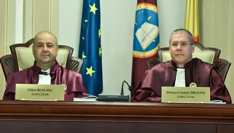 Judecătorii Mihai Busuioc și Dacian Dragoș în sala de judecată, în context de tensiuni politice.