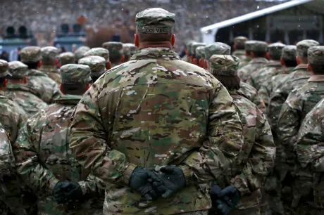 Soldați în uniformă militară, pregătiți pentru desfășurare.