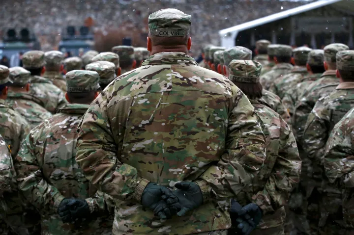 Soldați în uniformă militară, pregătiți pentru desfășurare.
