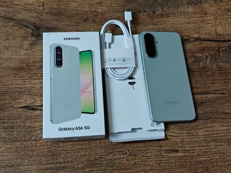Un smartphone Galaxy A56 5G alături de cutia și accesoriile sale.