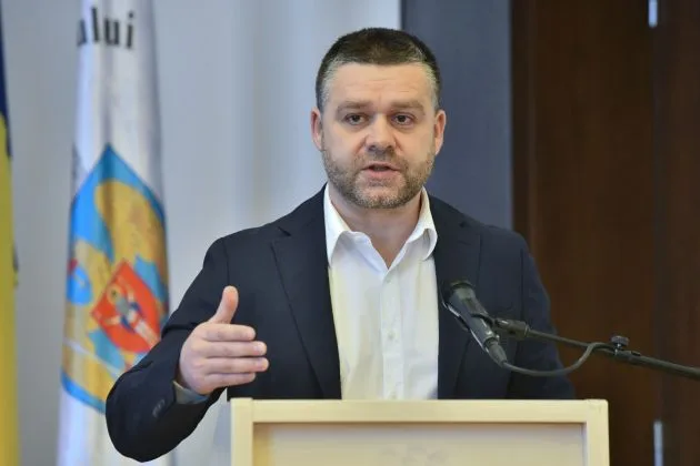 Ciprian Ciucu discută despre transformarea terenurilor în spații verzi publice.