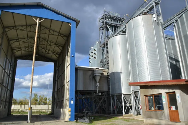 Fermă agricolă modernă cu silozuri și clădiri de depozitare.