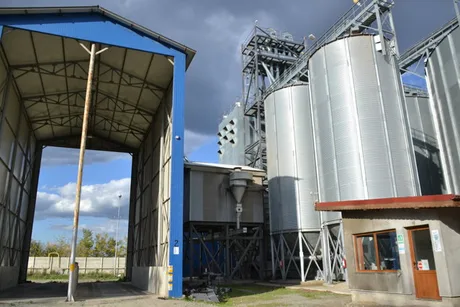 Fermă agricolă modernă cu silozuri și clădiri de depozitare.