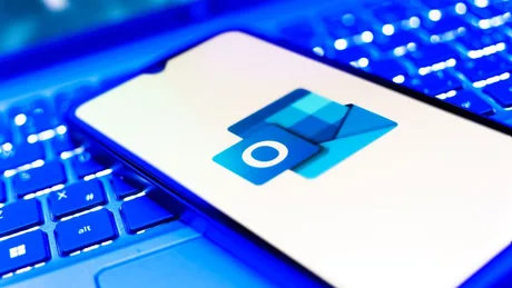 Logo-ul Outlook pe un telefon mobil, pe un fundal albastru.