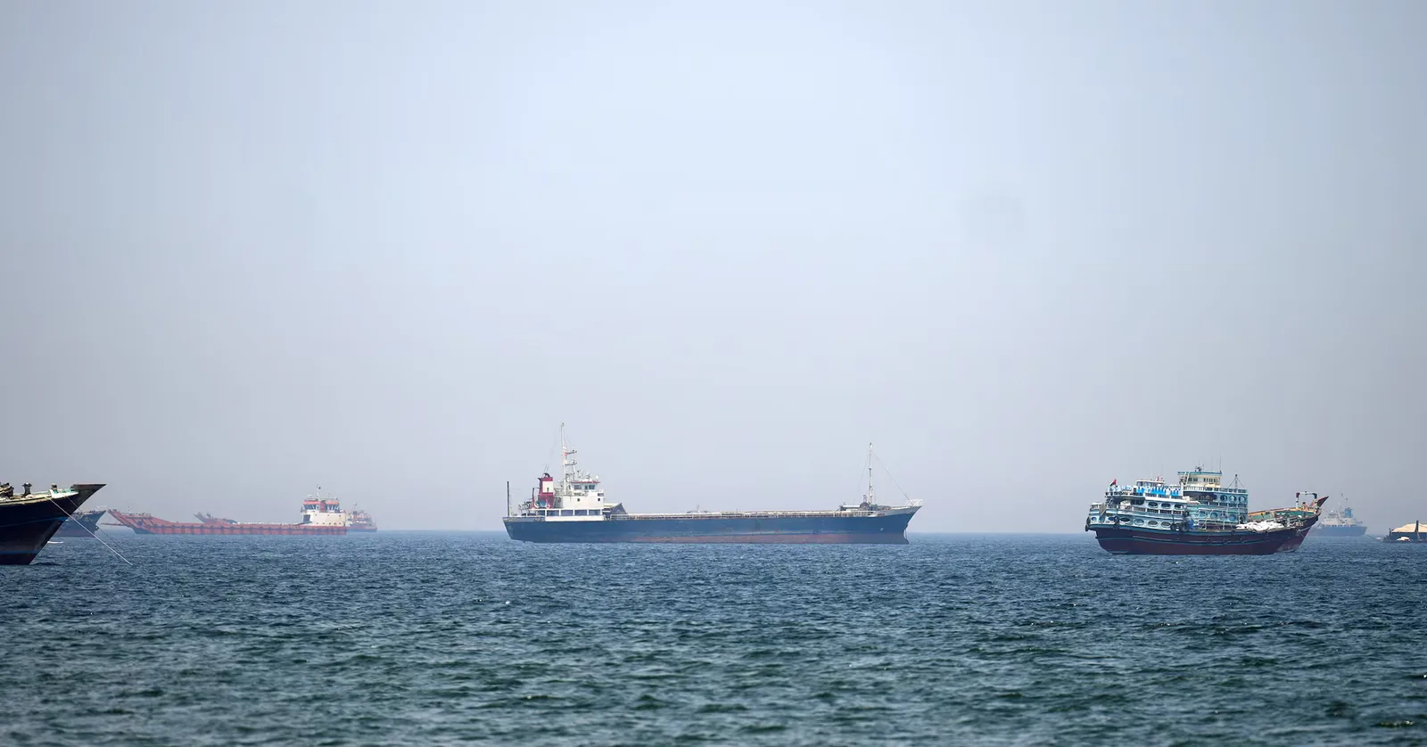 Nave comerciale ancorate în apele Strâmtorii Hormuz, în contextul tensiunilor internaționale.