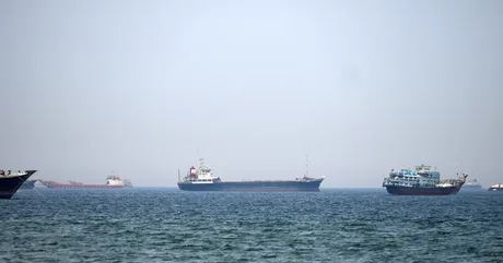 Nave comerciale ancorate în apele Strâmtorii Hormuz, în contextul tensiunilor internaționale.