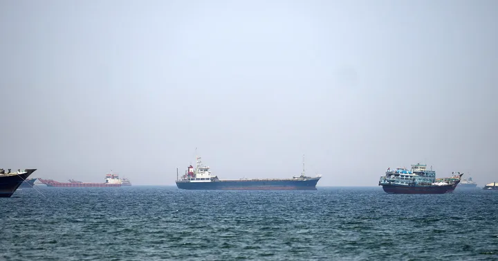 Nave comerciale ancorate în apele Strâmtorii Hormuz, în contextul tensiunilor internaționale.