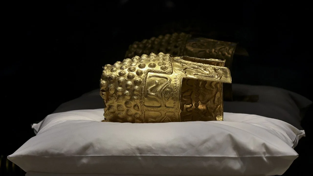 Coiful de la Coțofenești expus temporar la muzeu, înainte de restaurare.