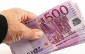 Bancnote de euro în mână, simbolizând sprijin financiar pentru dezvoltare.