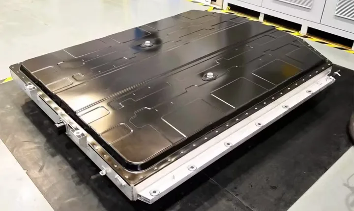 Baterie cu ioni de sodiu, design plat, pregătită pentru integrarea în mașini electrice.