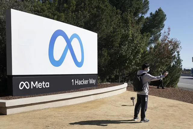 Logo-ul Meta la sediul companiei, simbolizând scăderea utilizatorilor.