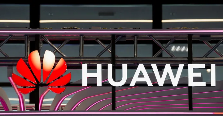 Logo Huawei pe un fundal modern, simbolizând inovația în tehnologie.