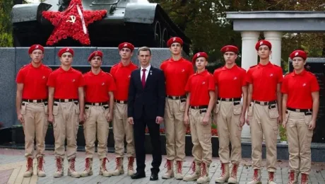 Tineri în uniforme militare, pregătiți pentru activități de propagandă în Moscova.