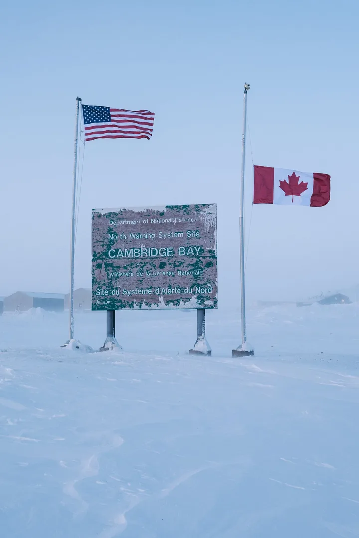 Semnele de avertizare din Arctică, simbolizând cooperarea Canada-SUA.