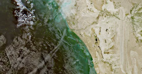 Vedere aeriană a Strâmtorii Hormuz, evidențiind peisajul maritim și terestru.