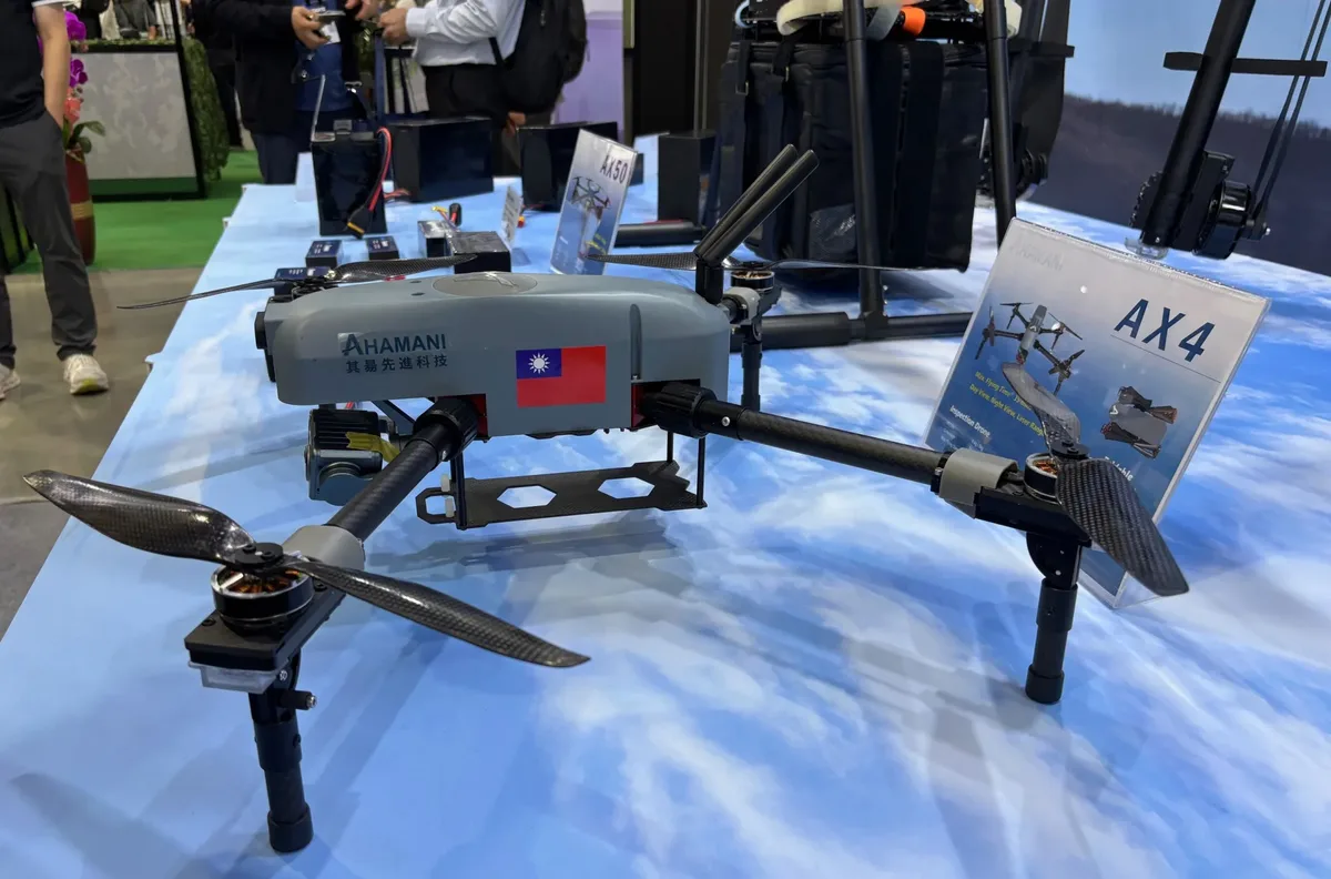 Drone militară expusă la un târg de tehnologie în Taiwan