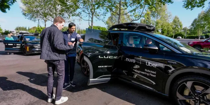 Testarea robotaxiurilor Lucid Gravity în San Francisco cu tehnologia Nuro.