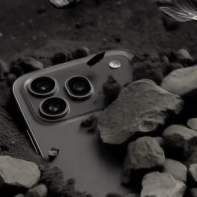 Un telefon HONOR îngropat în pietriș, evidențiind designul său modern.