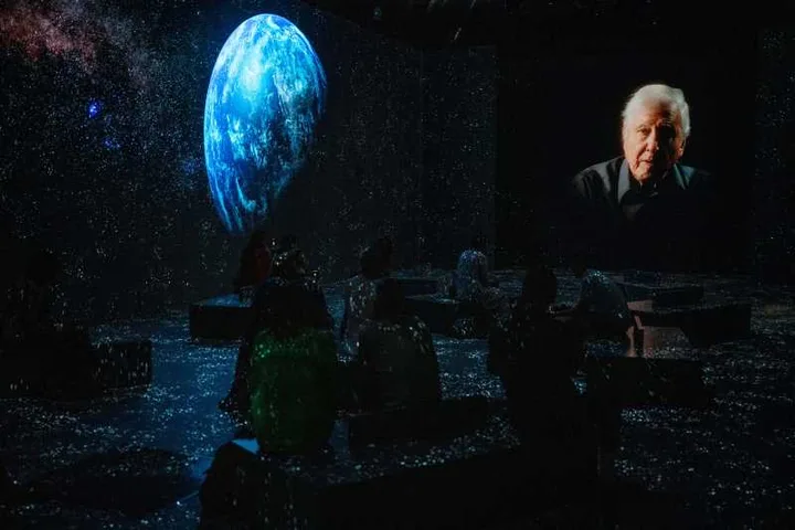 David Attenborough la un eveniment dedicat centenarului său, cu proiecții ale planetei.