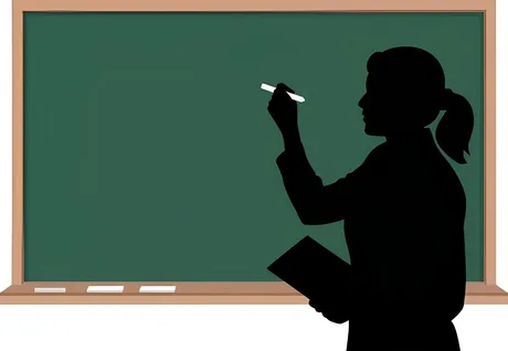 O profesoară scrie la tablă, reflectând asupra unei cariere în IT.