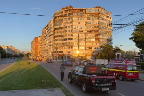 Clădire afectată de prăbușirea unei drone în Galați, cu intervenția echipelor de urgență.