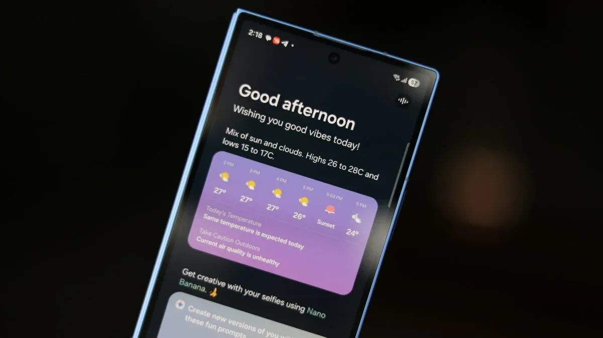 Interfața Now Brief pe un telefon Samsung, oferind actualizări utile pentru familie.
