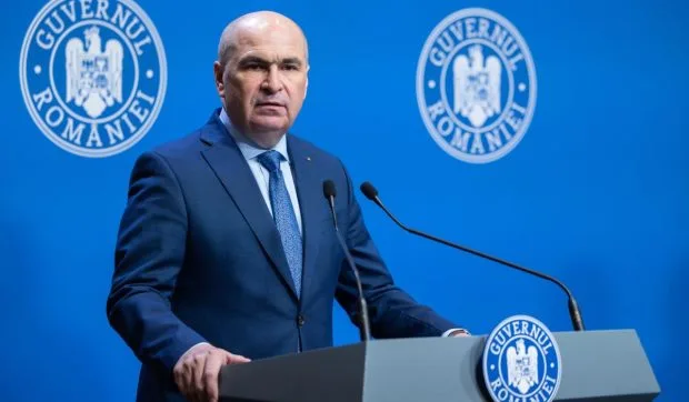 Reprezentant al guvernului discutând despre proiectele fotovoltaice din România.