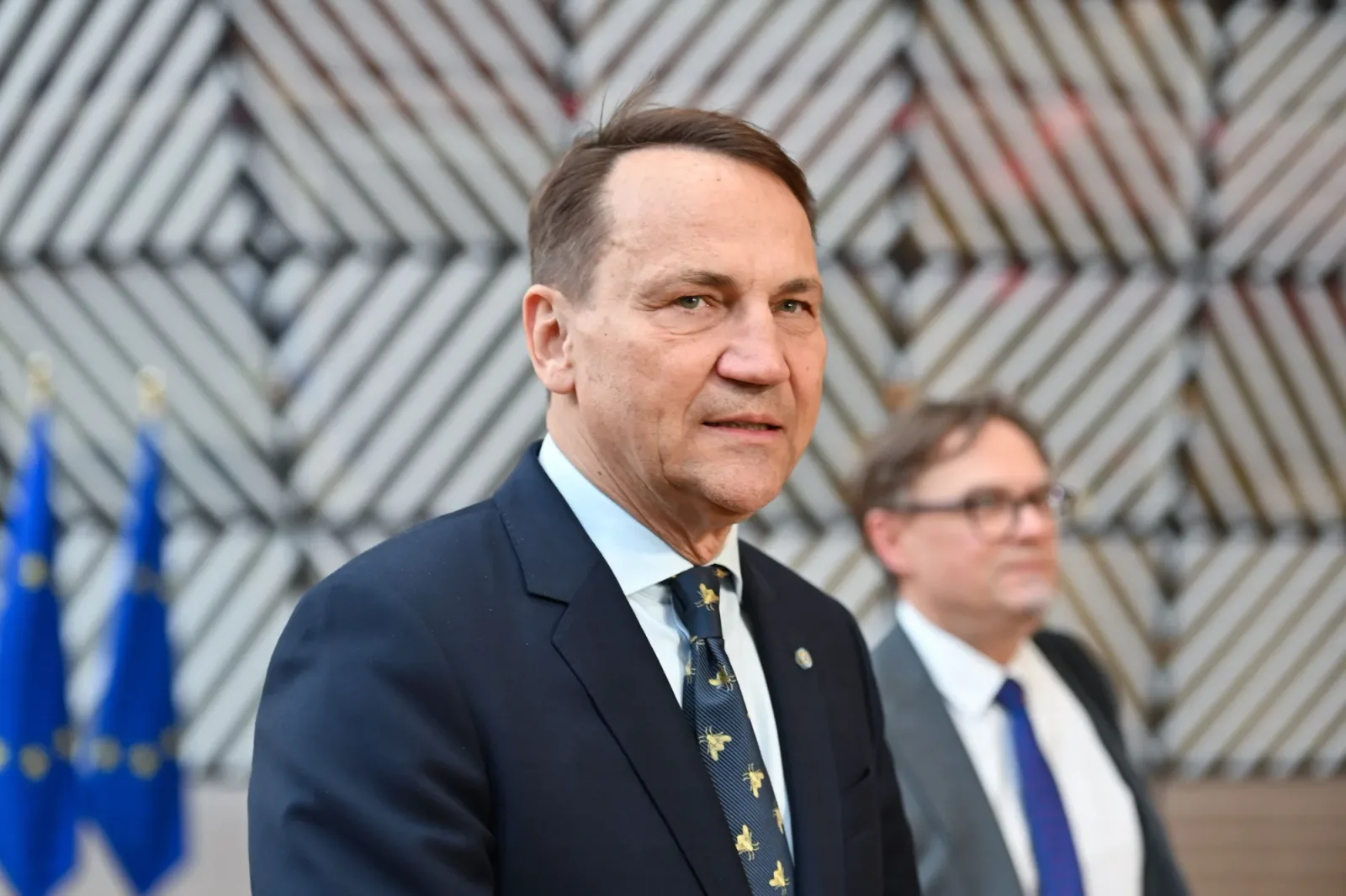 Ministrul apărării polonez discutând despre strategia militară a țării.