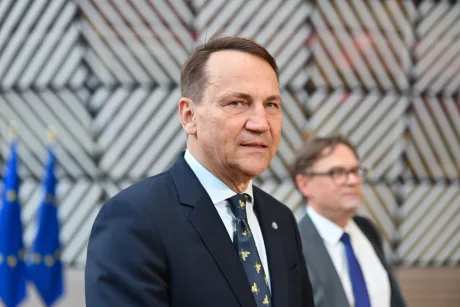 Ministrul apărării polonez discutând despre strategia militară a țării.