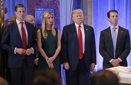 Eric Trump și Donald Trump Jr. la o conferință, discutând despre investiții strategice.