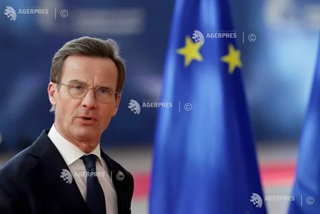 Monede euro aranjate pe un fundal albastru.