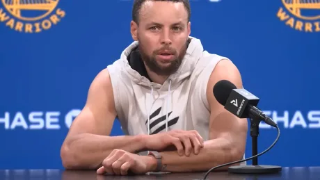 Stephen Curry discutând despre noul dispozitiv Fitbit Air de la Google.