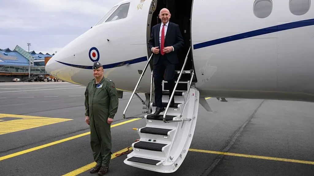 Ministrul britanic al Apărării coboară din avionul RAF.