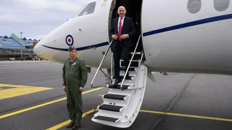 Ministrul britanic al Apărării coboară din avionul RAF.