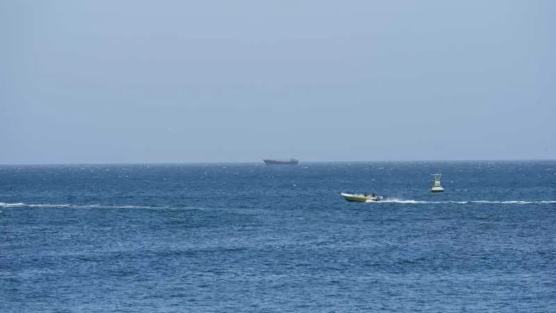 Distrugătoare americane navigând pe marea din Strâmtoarea Ormuz.