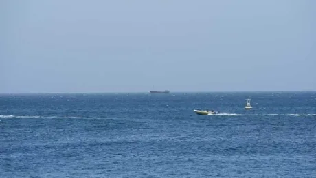 Distrugătoare americane navigând pe marea din Strâmtoarea Ormuz.