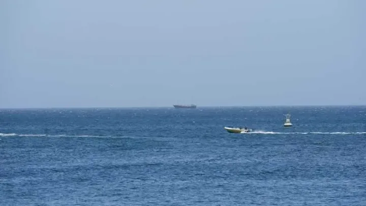 Distrugătoare americane navigând pe marea din Strâmtoarea Ormuz.