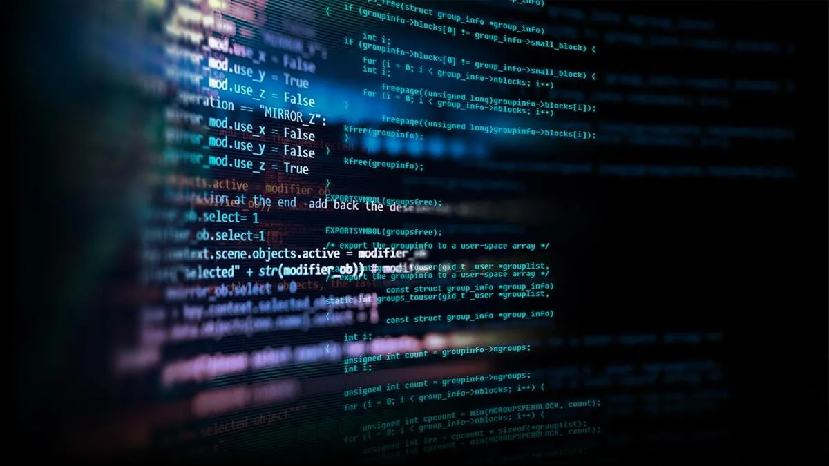 Cod sursă pe fundal întunecat, simbolizând dezvoltarea software.