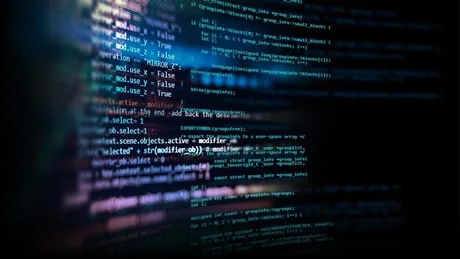Cod sursă pe fundal întunecat, simbolizând dezvoltarea software.