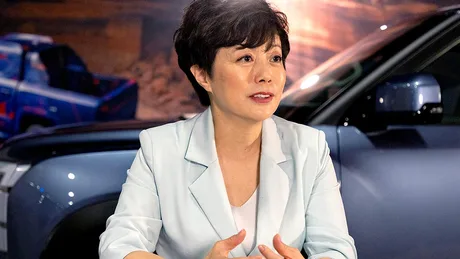 Stella Li discută despre provocările vânzărilor de maşini electrice în China.