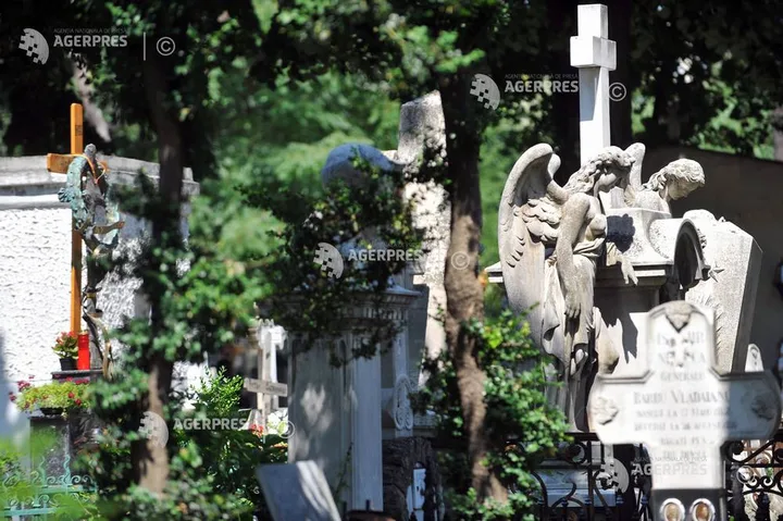 Morminte și cruci în Cimitirul Bellu, simbol al profanării.