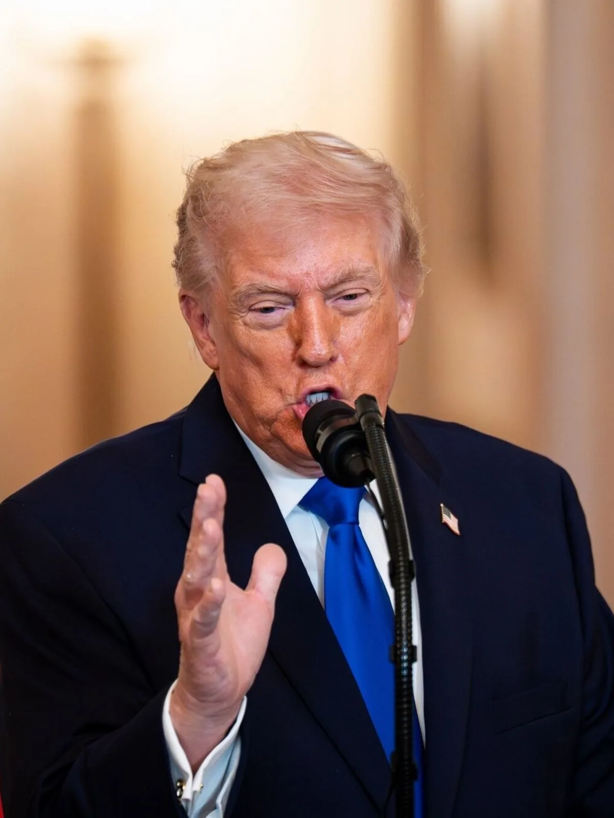 Donald Trump discutând despre tehnologia AI în context militar.