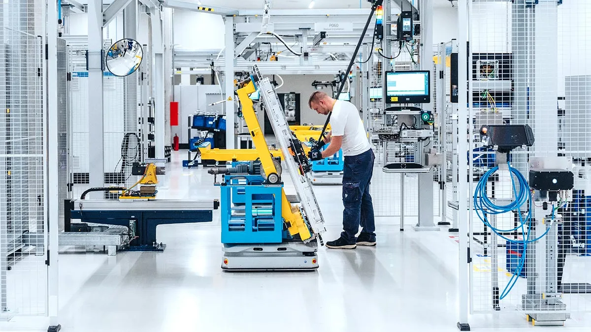 Un inginer lucrează la integrarea bateriilor pentru BMW i7 în fabrica Rimac.